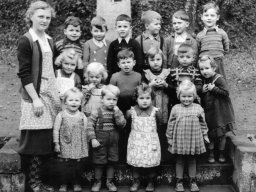gruppenbild  1953 mit rita leitheim damals kraus